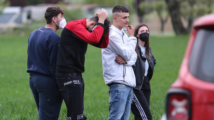 Alcuni giovani assistono disperati alla tragedia di Gubbio