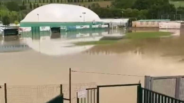 Bernino invaso da acqua e fango Gli ‘angeli giallorossi’ ripuliscono Bernino invaso da acqua e fango Gli ‘angeli giallorossi’ ripuliscono