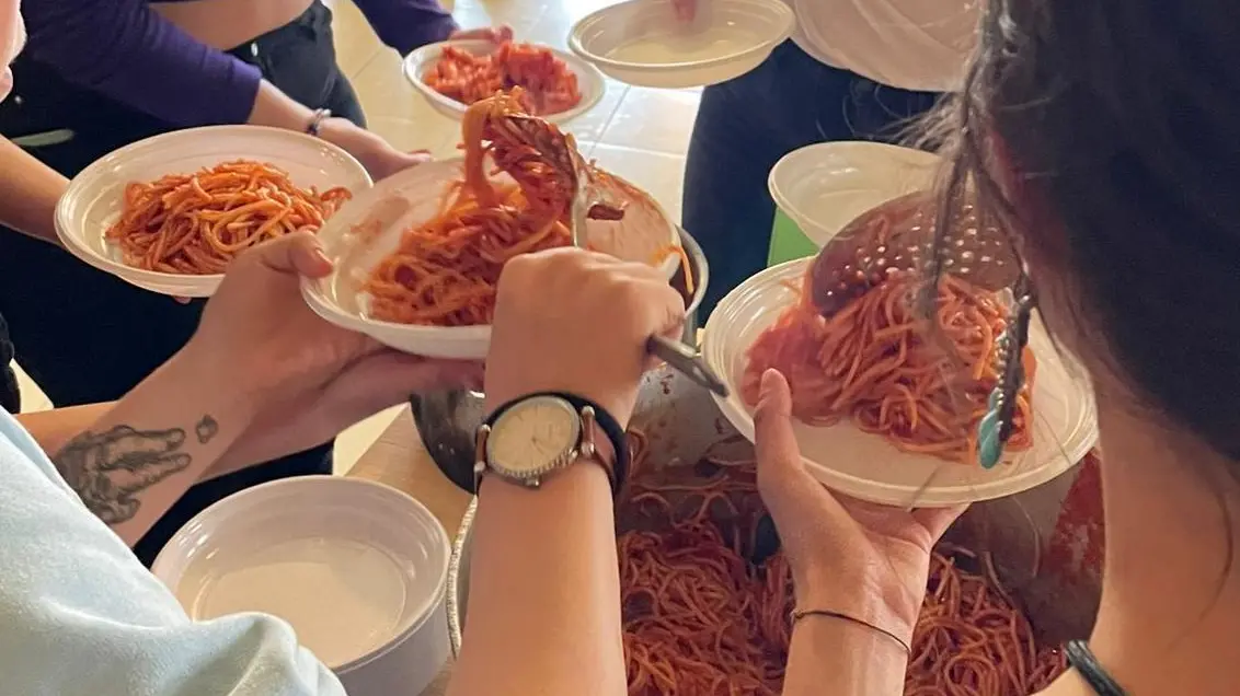 Mensa "Vermi e lumache nei piatti" Mensa "Vermi e lumache nei piatti"