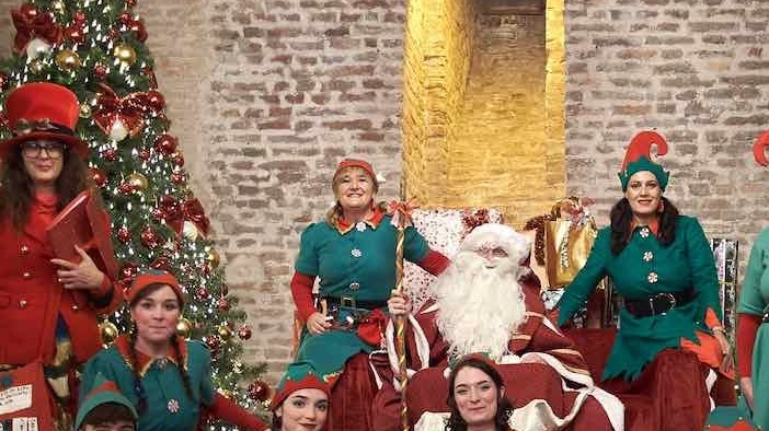 Al Cassero c’è Babbo Natale attorniato da elfi e folletti