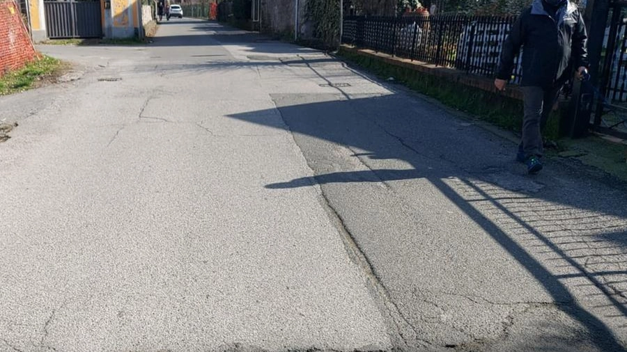 Le strade della frazione di Sarzanello hanno bisogno di asfaltatura in diversi punti