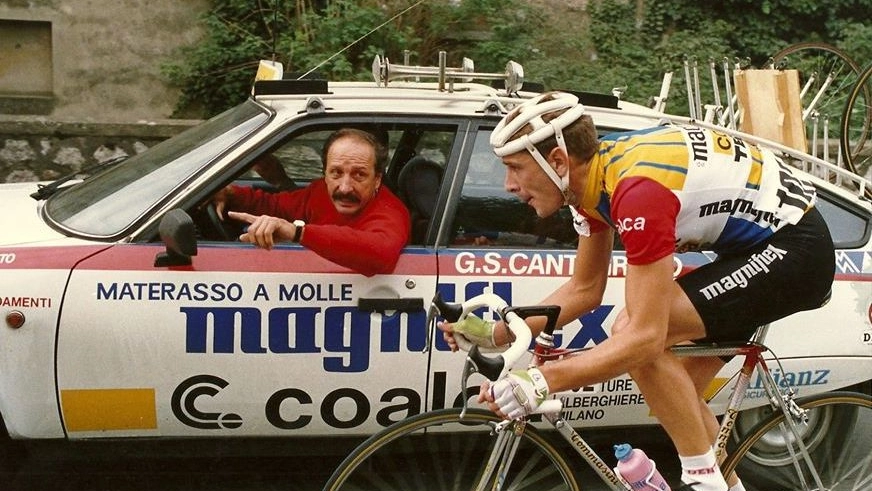 Marcello Massini all’ammiraglia, Riccardo Biagini sui pedali: una foto storica