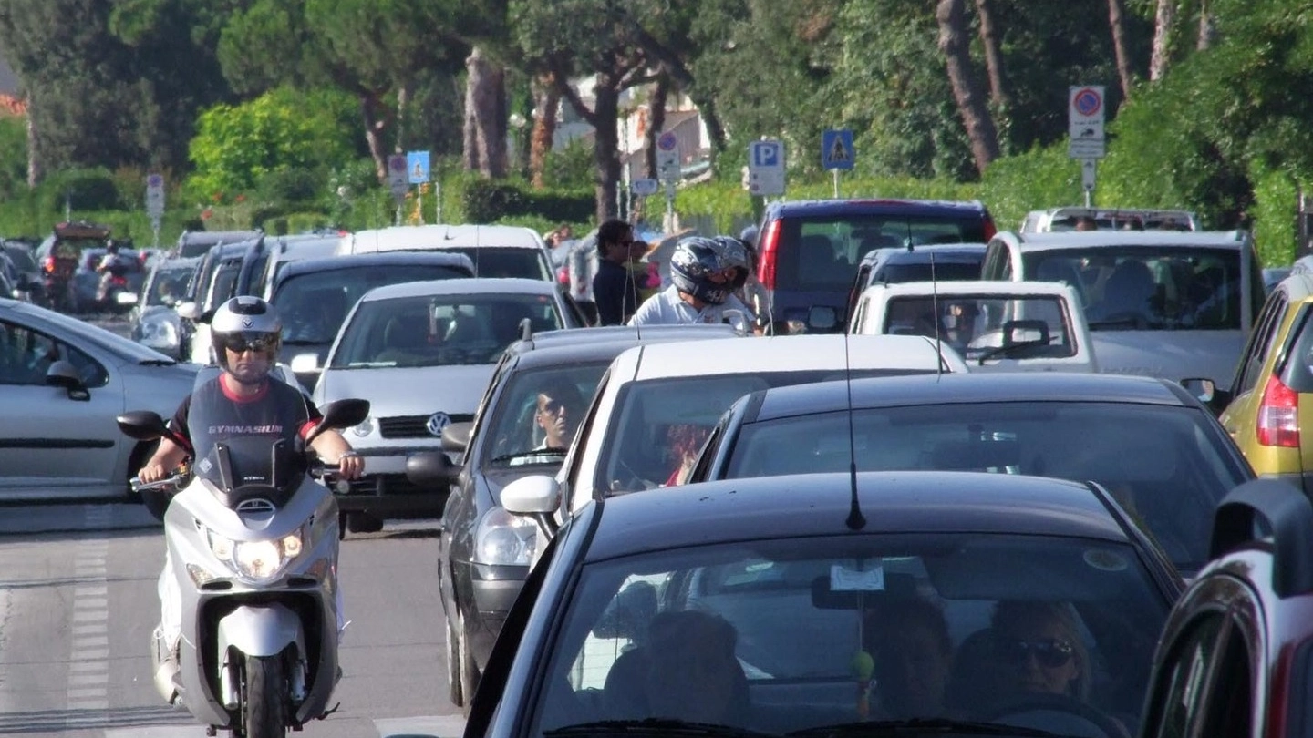 Il viale del Tirreno nella morsa del traffico (foto Corsini)