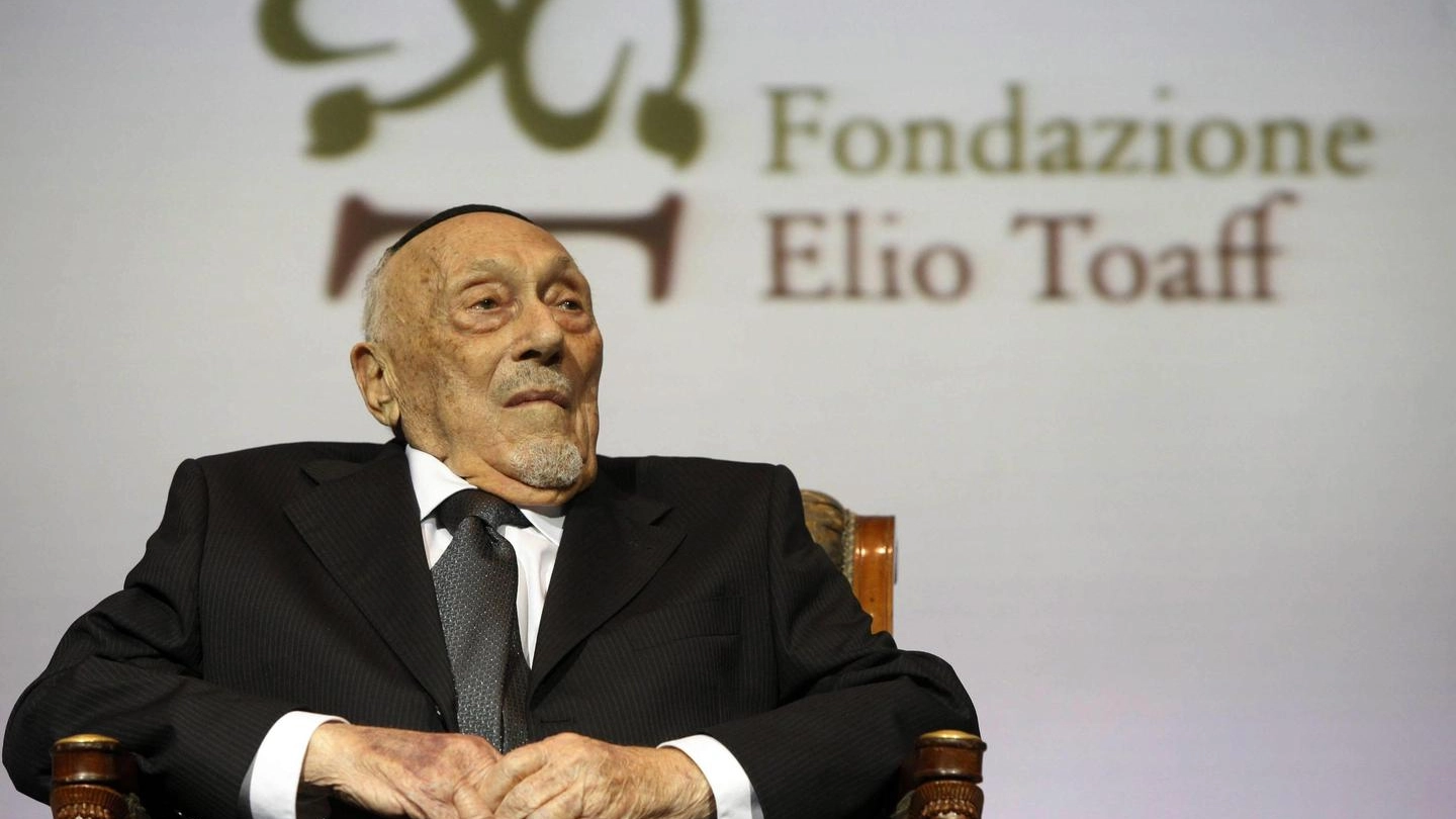 Elio Toaff alla presentazione della "Fondazione Elio Toaff" per il suo 95° compleanno (Ansa)