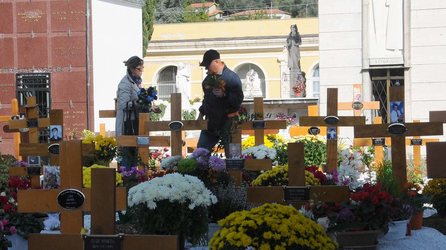 Proteste sui cimiteri  "Carenze nella gestione  e nella cura delle aree"