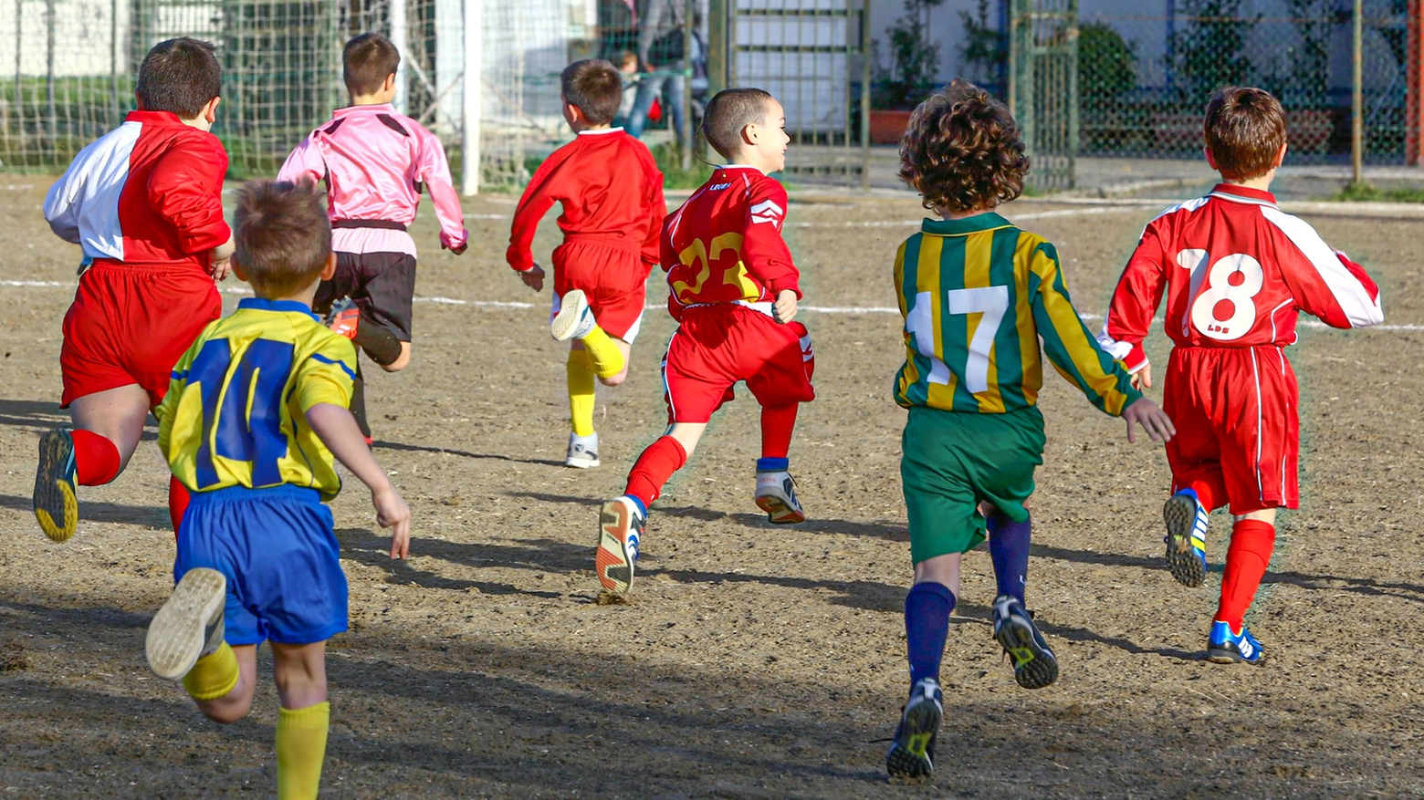 Bambini giocano a calcio (immagini di repertorio)
