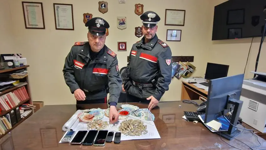 I carabinieri con la droga e il materiale sequestrato