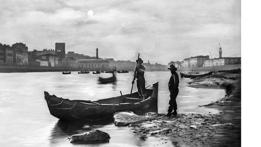 Barcaioli sull'Arno in una foto storica Alinari
