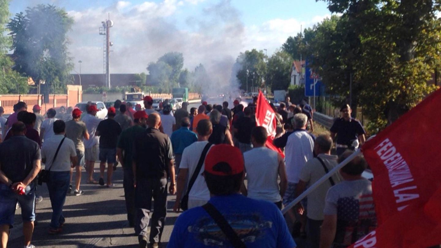 Raffineria Eni, la protesta dei lavoratori delle ditte in appalto (Foto Novi)