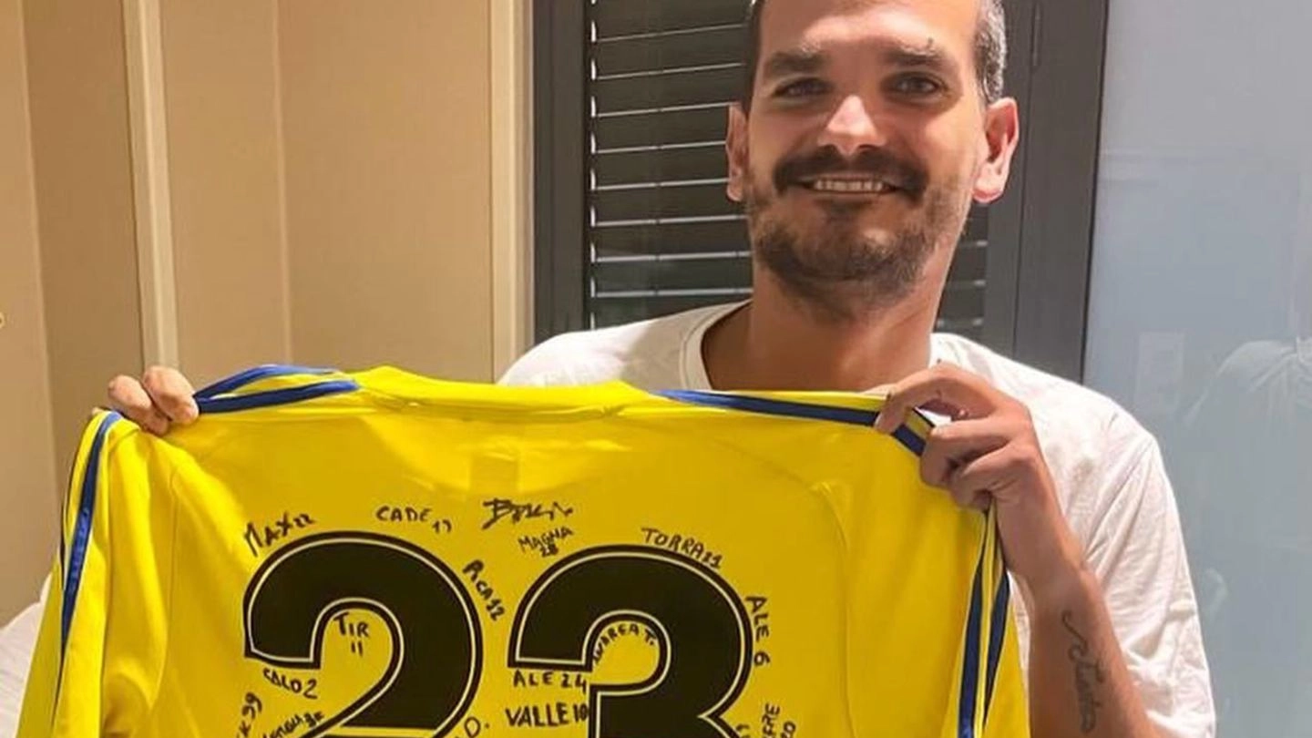 Massimiliano Morandi con la maglia regalatagli dai compagni di squadra