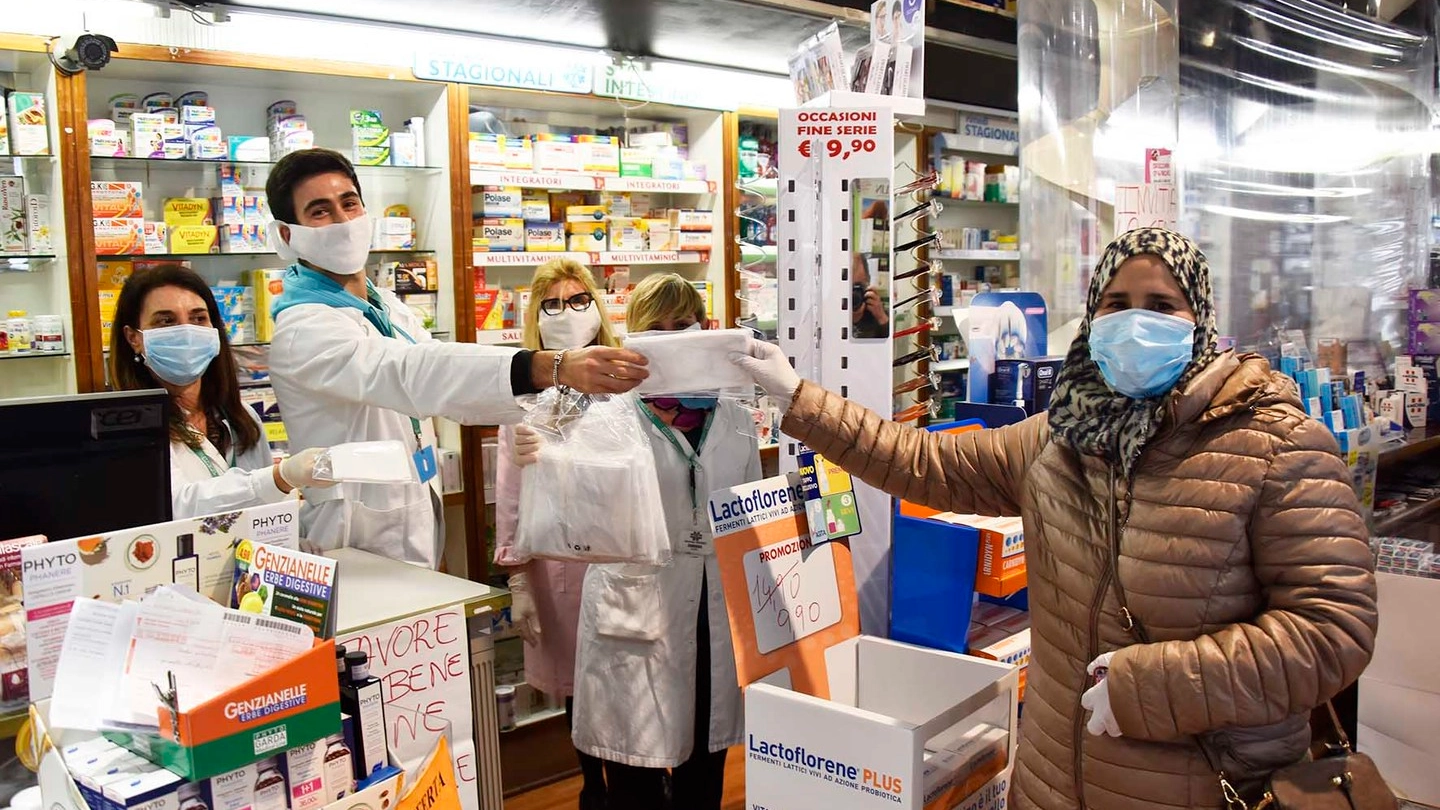 Consegna delle mascherine in una farmacia di Livorno (Foto Novi)