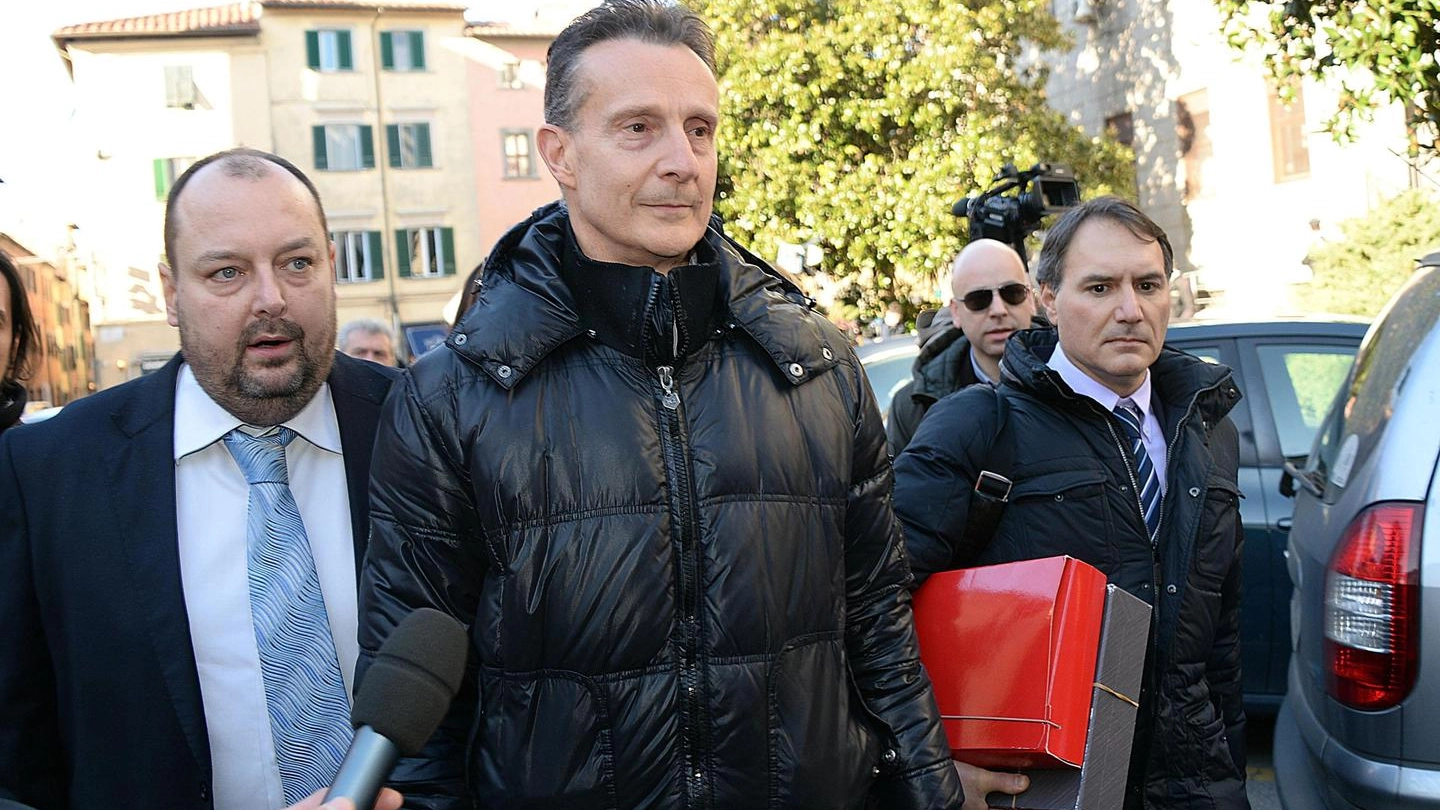 Antonio Logli mentre lascia il Tribunale di Pisa con i suoi avvocati (foto Ansa)