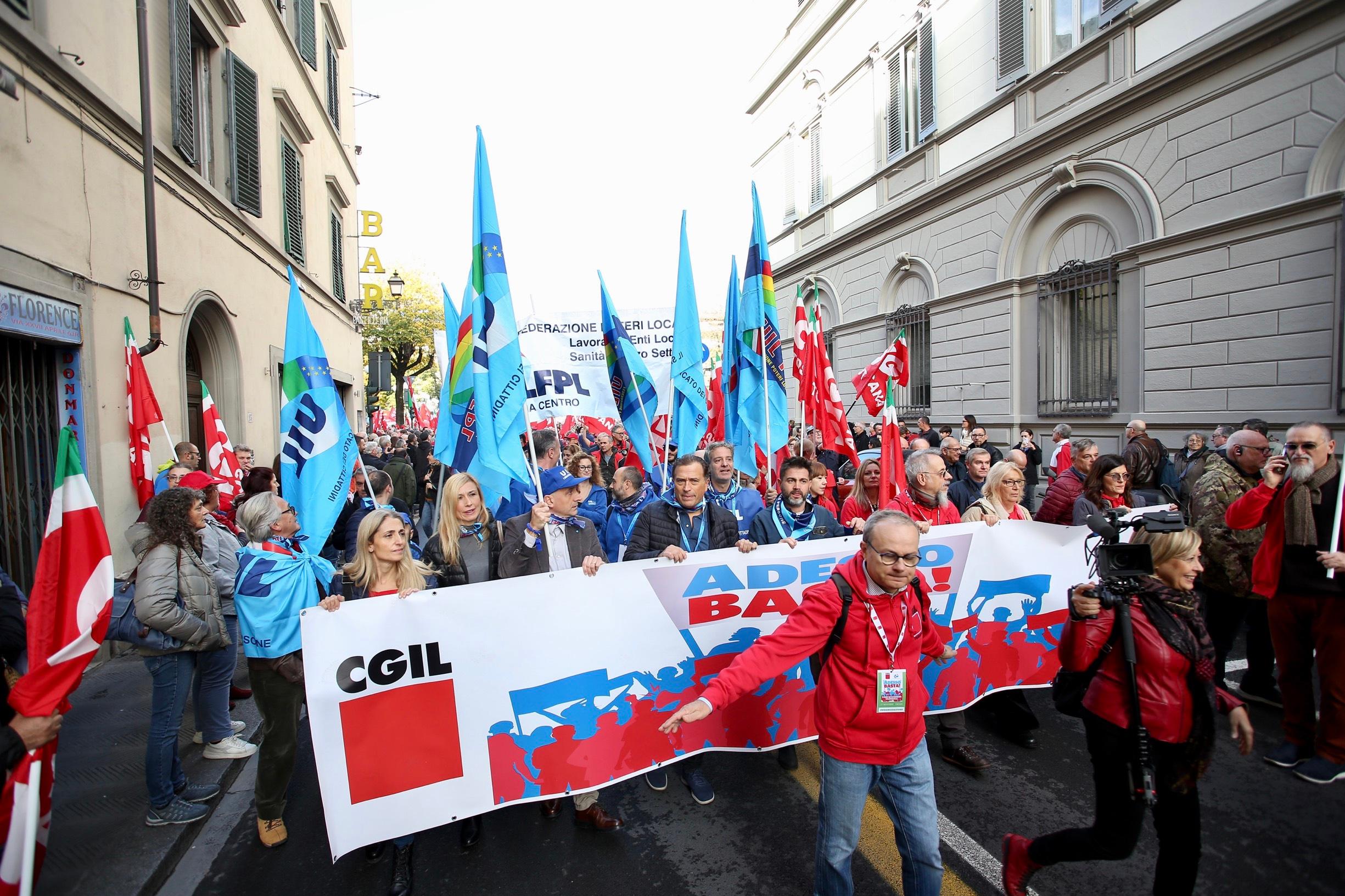 Sciopero 17 novembre, folla per il corteo a Firenze “Siamo 50mila”. Trasporti fermi fino alle 13