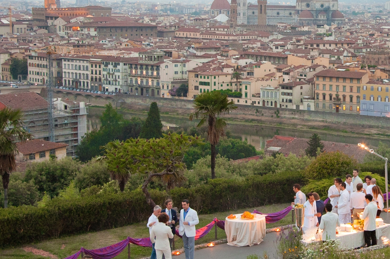Guido Guidi con Tommaso e Matteo;  nel tondo, GiacomoIl teatro della Pergola e Piazzale Michelangelo: due esempi tra le migliaia di location che negli anni sono state protagoniste dei matrimoni- evento 