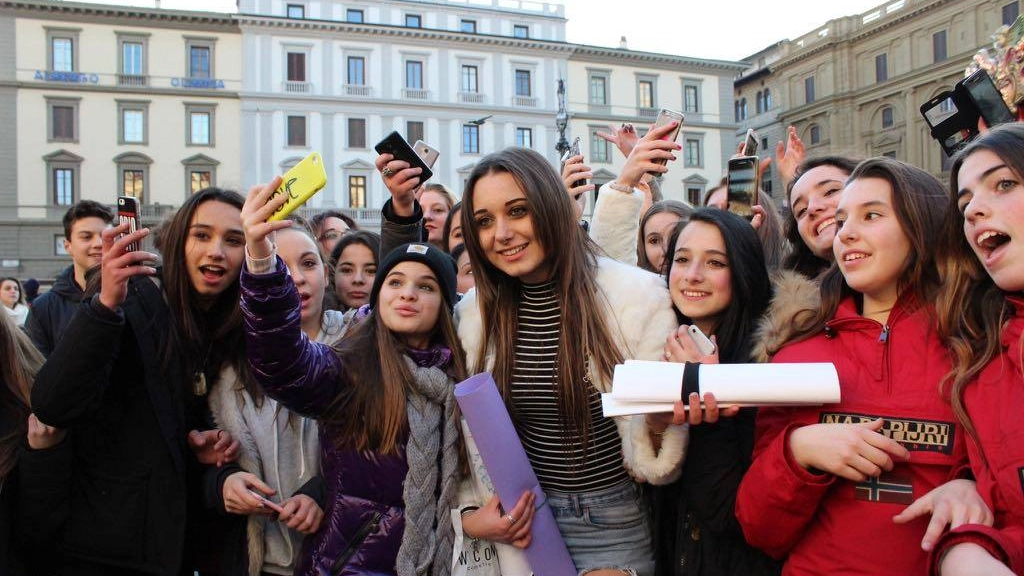 I 'collegiali' arrivano in piazza della Repubblica, assalto dei fan 