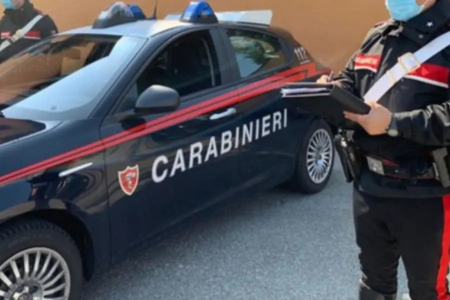 Ruba un portafoglio e tenta di prelevare al bancomat, denunciato un 40enne