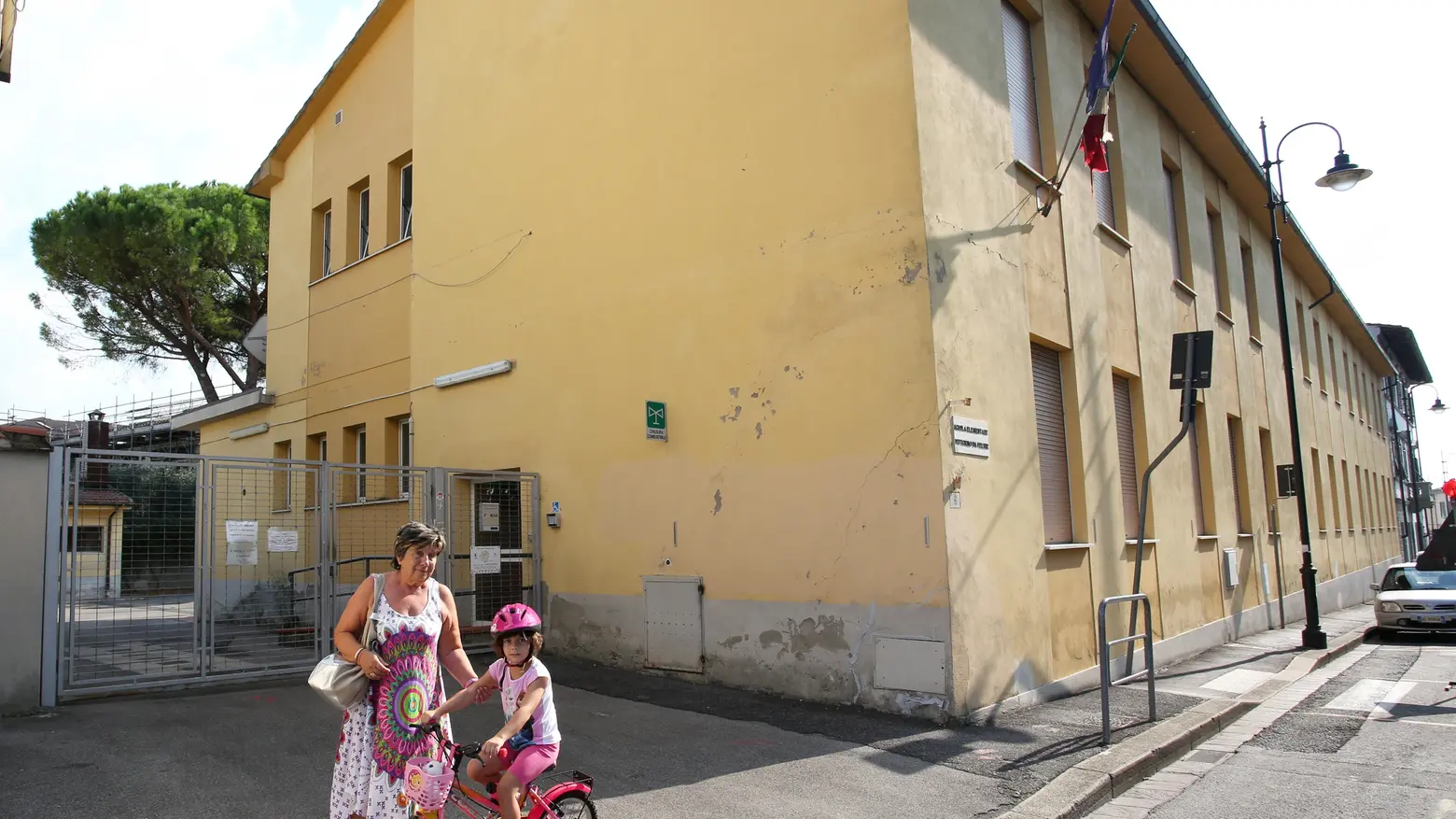 Bambina investita davanti a scuola Portata in ospedale, non è grave Bambina investita davanti a scuola Portata in ospedale, non è grave