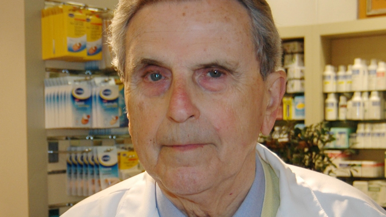 Il dottor Aldo Buti all’interno della sua farmacia a San Concordio (foto Alcide)