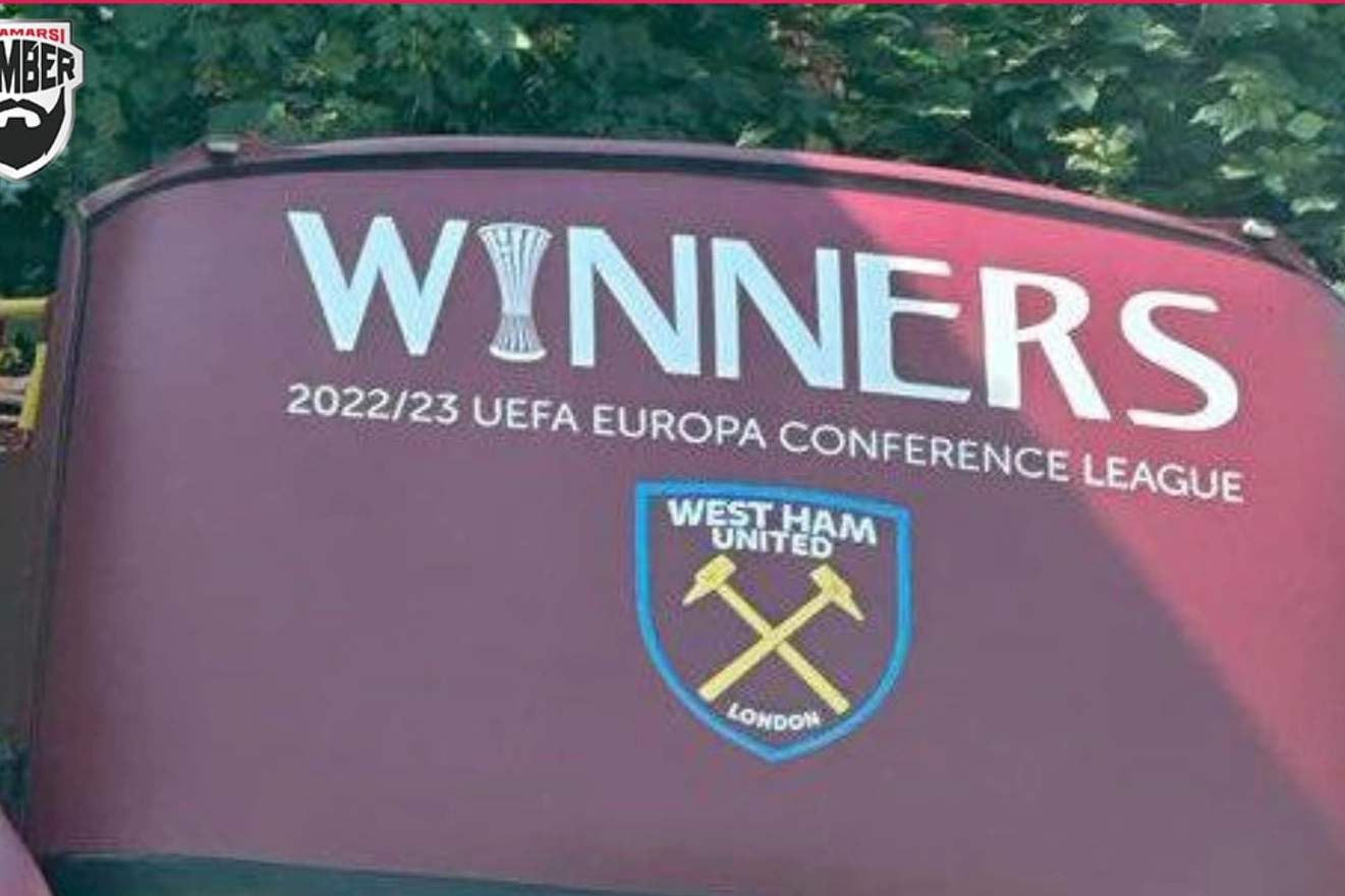 Il pullman del West Ham con la scritta "Vincitori"