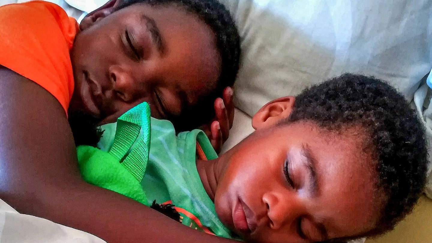 Dario e Achille dormono insieme nella tranquillità della loro abitazione in Sudafrica