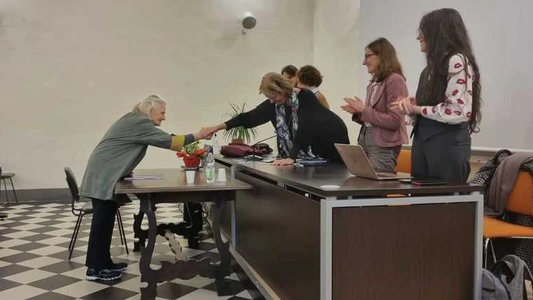 Riprende i libri in mano dopo decenni, un matrimonio, i figli e i nipotini: "Non importava a nessuno che raggiungessi questo risultato, solo a me"