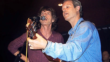 Chris Jagger insieme al fratello