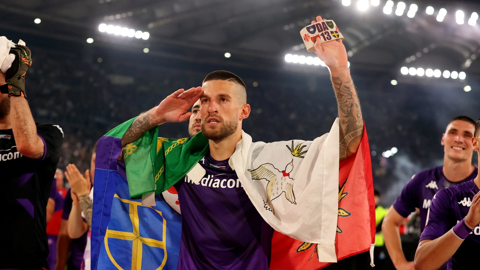 Brividi Biraghi: il saluto con la bandiera dei quattro quartieri e l’omaggio a Astori