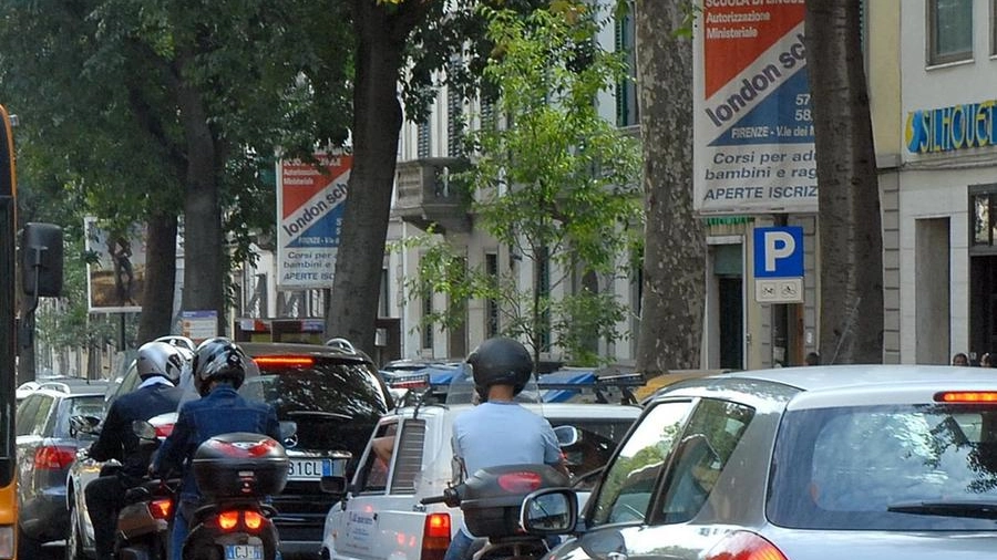 Traffico bloccato in viale Dei Mille spesso a causa delle auto in sosta in doppia fila