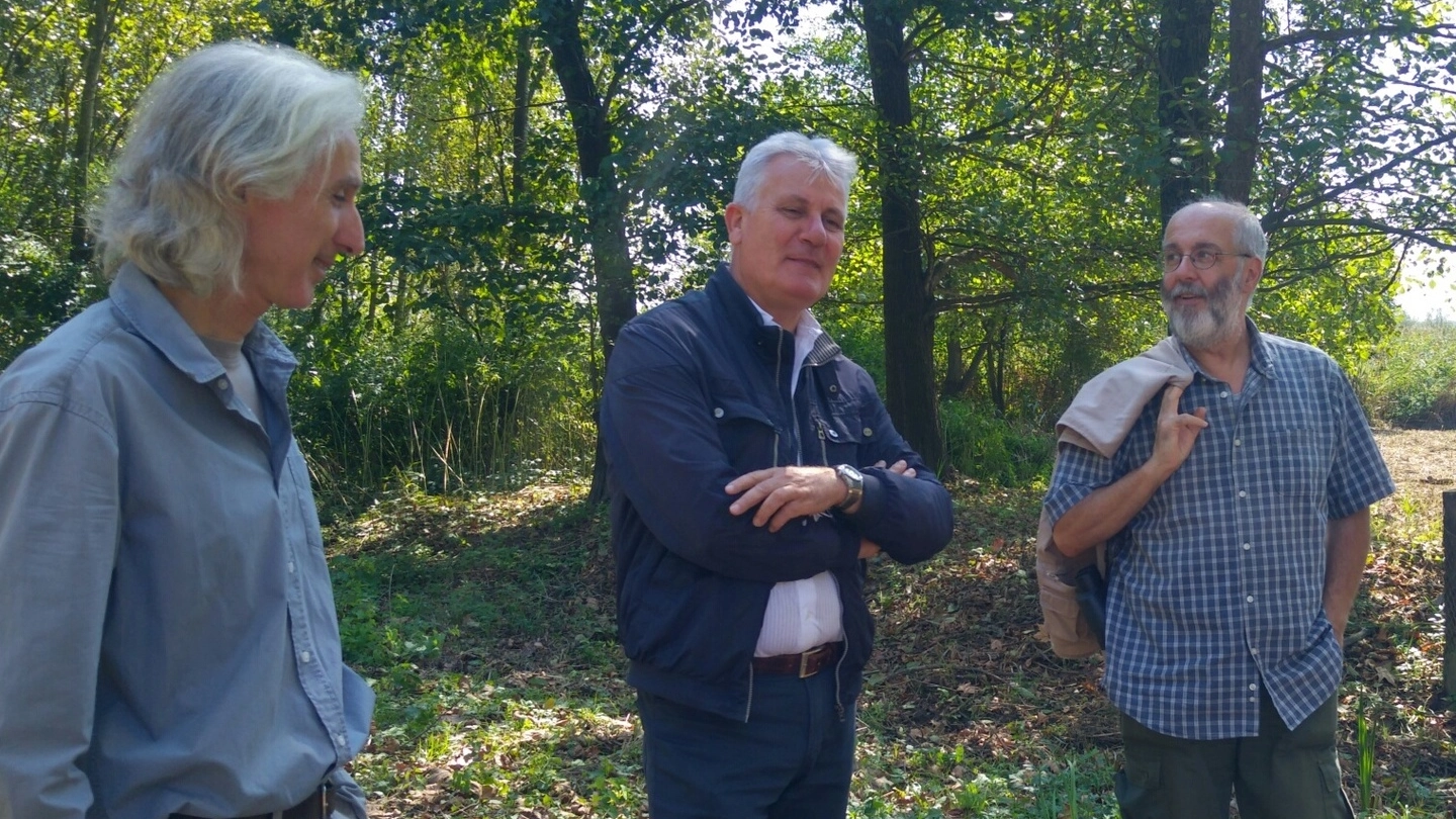 Il presidente Rinaldo Vanni (al centro) con i due dipendenti del Centro di ricerca del padule nella riserva Righetti