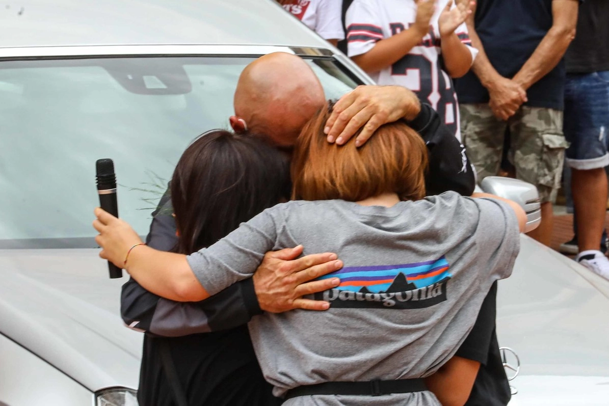Lo strazio dei parenti e degli amici (foto Gasperini/Germogli)