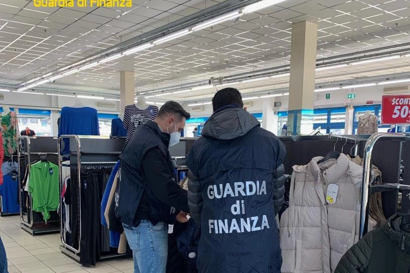Guardia di Finanza, sequestro merci (foto: Guardia di Finanza)