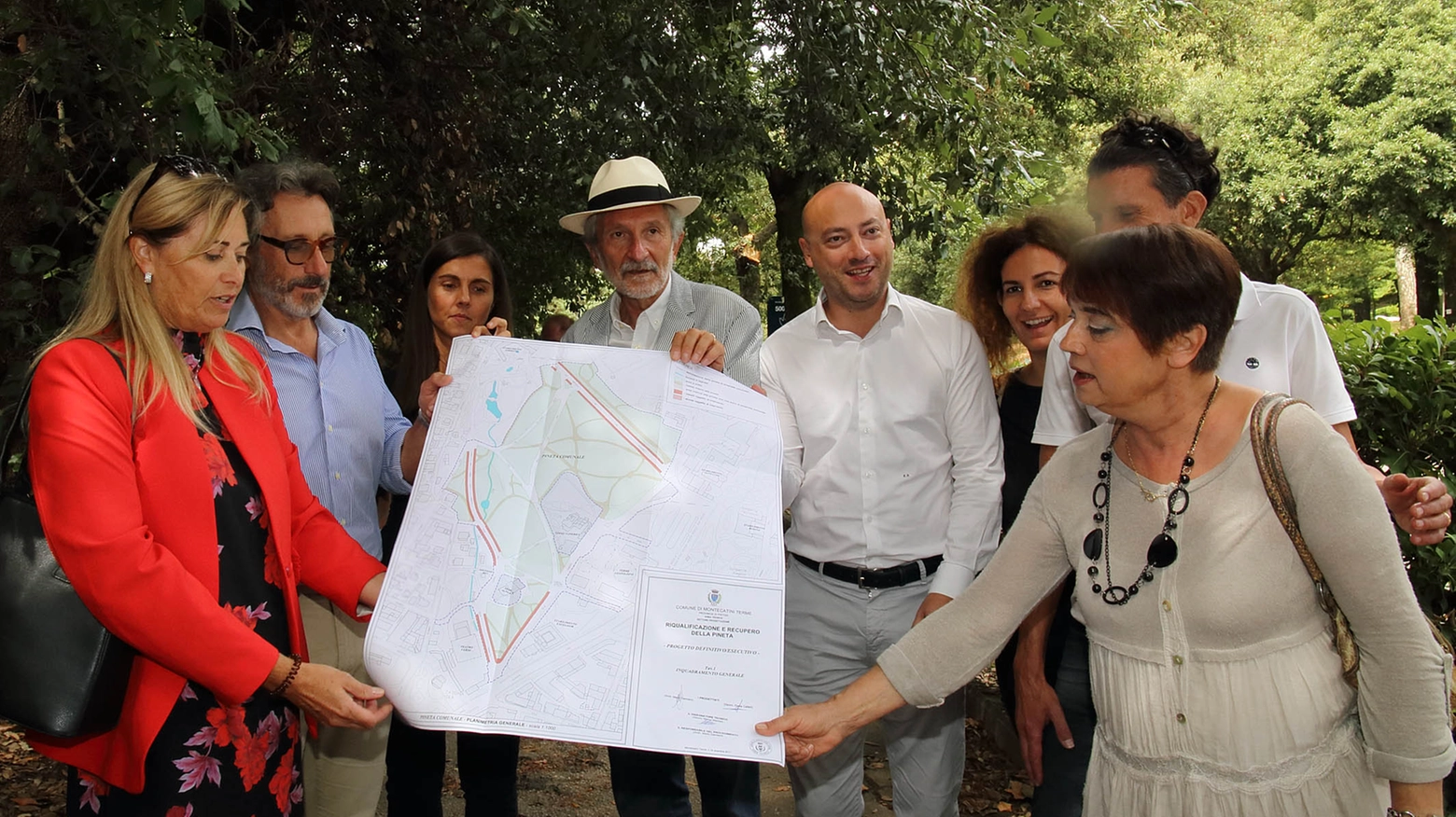 Il sindaco Bellandi e i consiglieri mostrano il progetto dei lavori