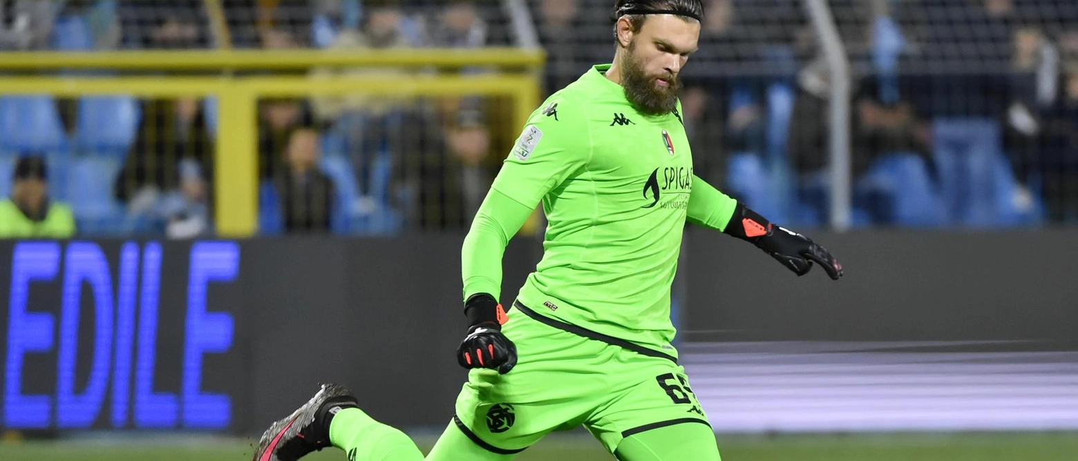 Il portiere sul tecnico D’Angelo: "Ha grande voglia e determinazione". E ai tifosi: "E’ normale che ci sia malcontento, accettiamo le critiche".