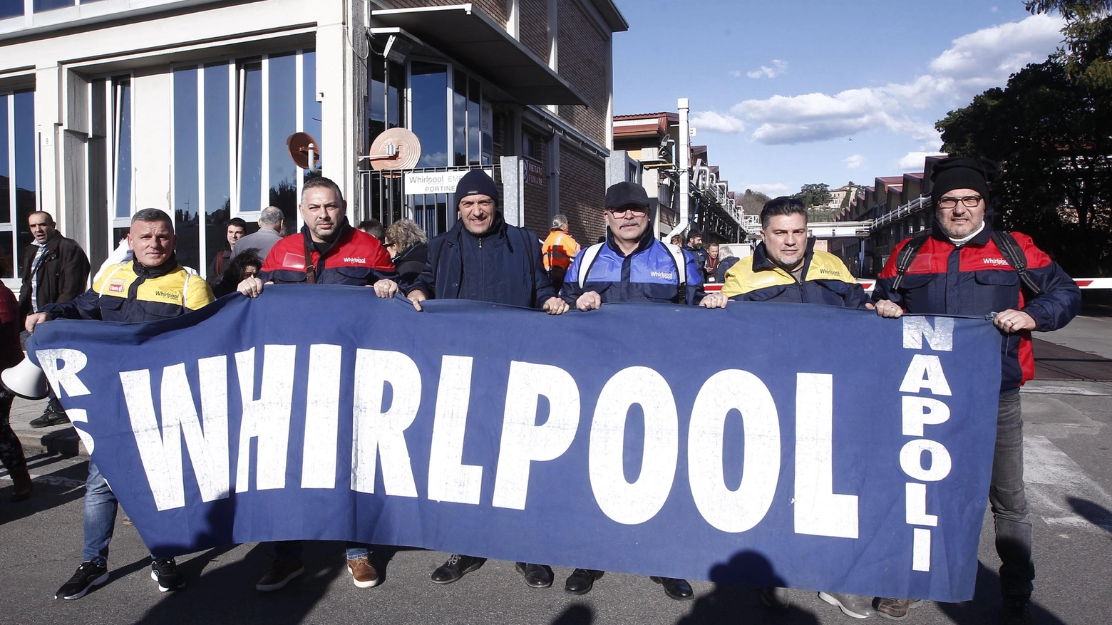 Whirlpool, oggi si riparte Ma a giugno è prevista altra cassa integrazione Ossigeno per Pay Care Whirlpool, oggi si riparte Ma a giugno è prevista altra cassa integrazione Ossigeno per Pay Care