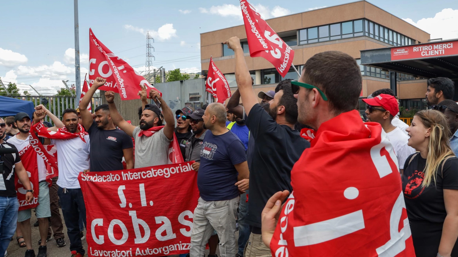 Mondo Convenienza, linea dura  Licenziati dopo lo sciopero  "Blocco illegale del servizio"