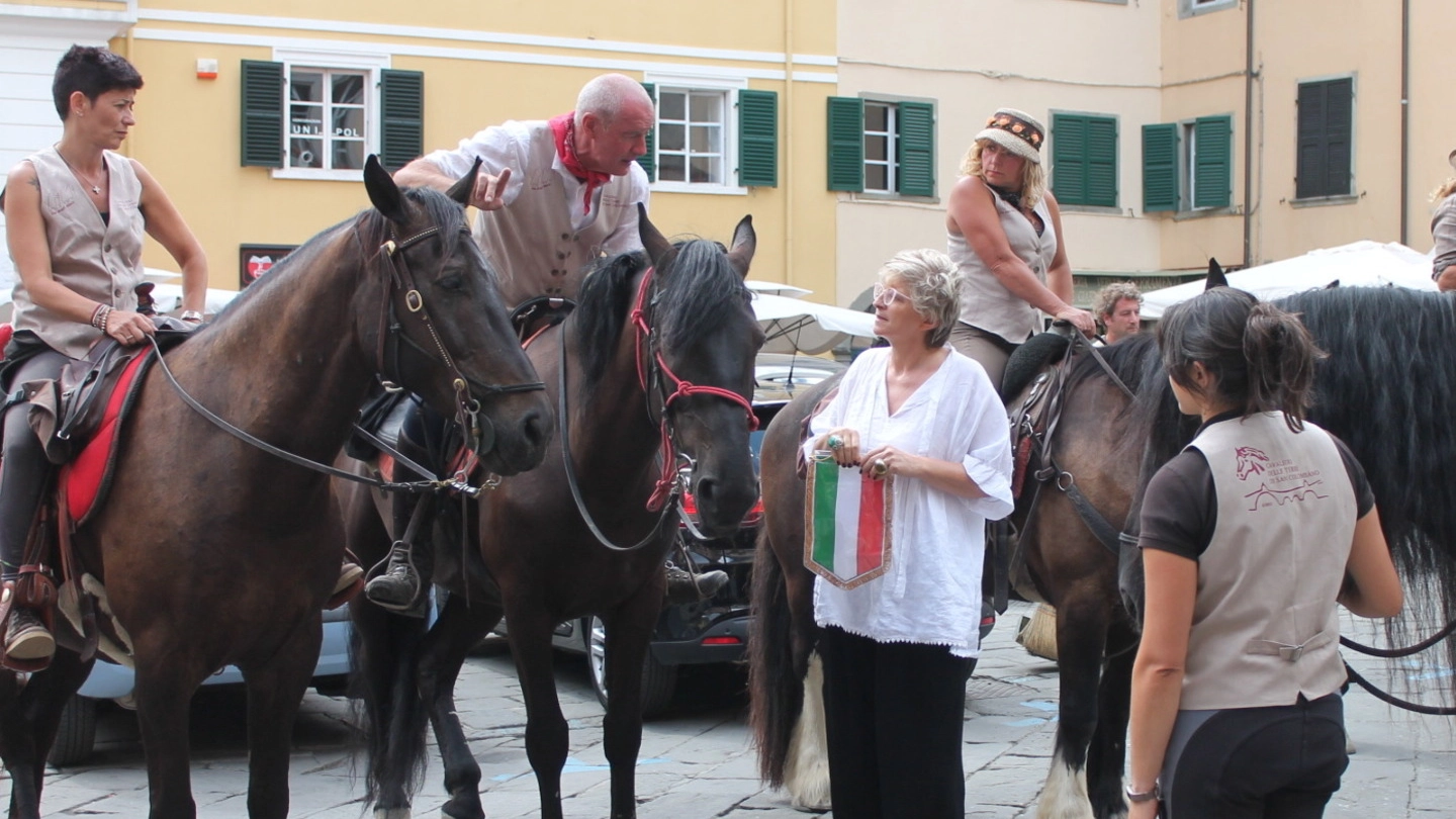  Il sindaco di Pontremoli Lucia Baracchini saluta i quattordici Cavalieri in piazza della Repubblica