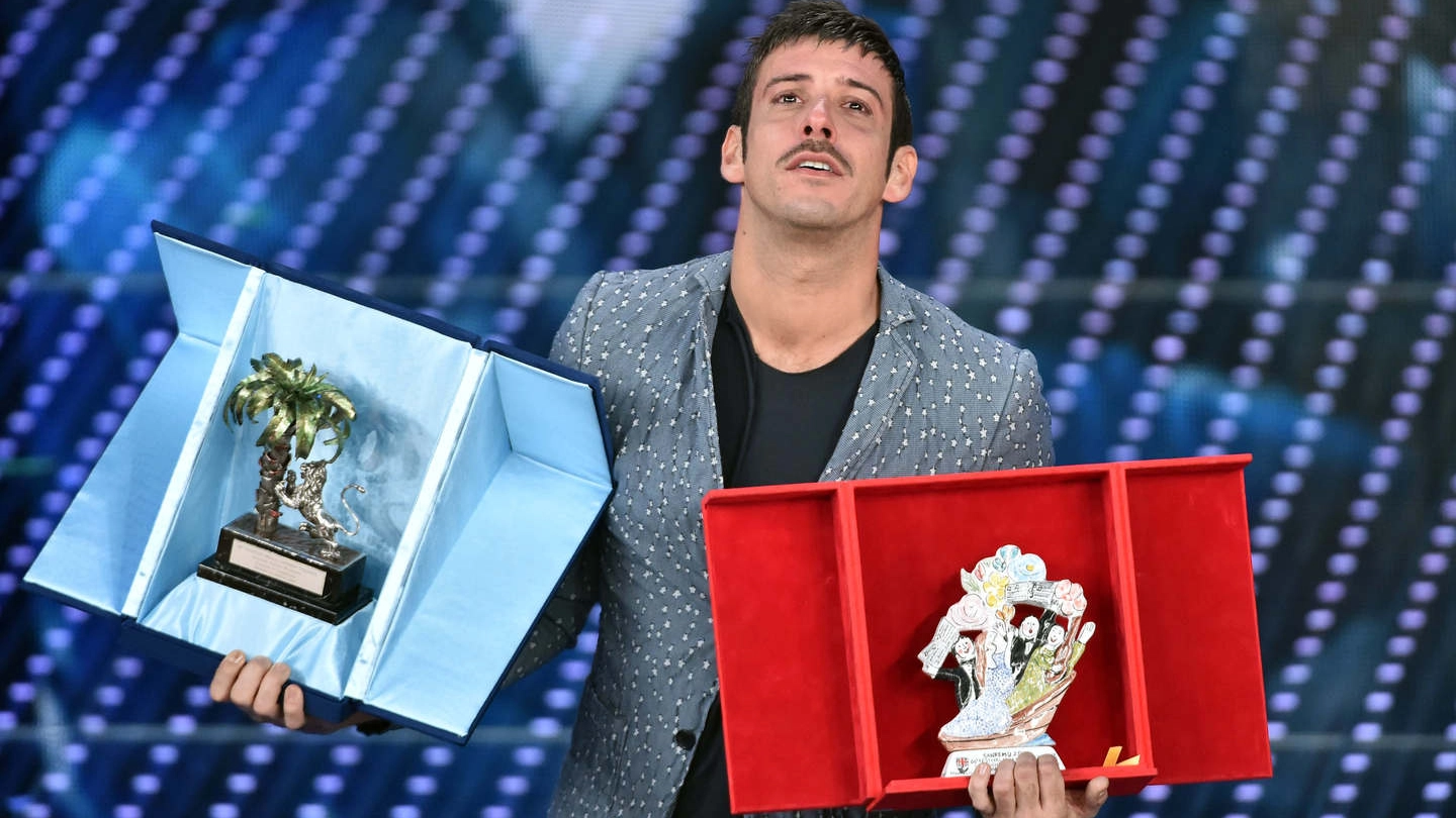 Francesco Gabbani con i due premi vinti a Sanremo (foto LaPresse)