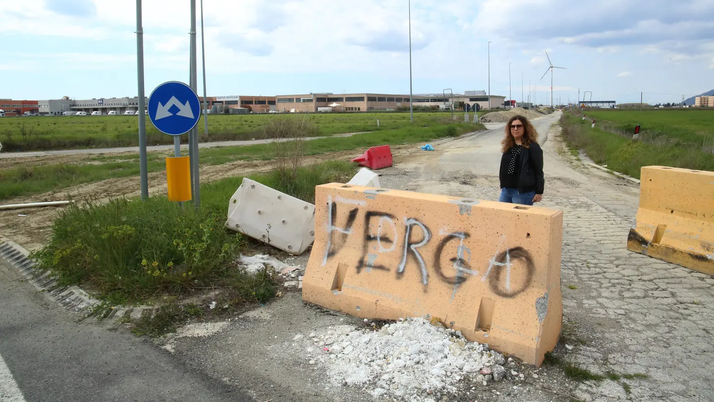 La strada off limits che porta alla zona industriale di Gello (foto Bongianni/Germogli) La strada off limits che porta alla zona industriale di Gello (foto Bongianni/Germogli)