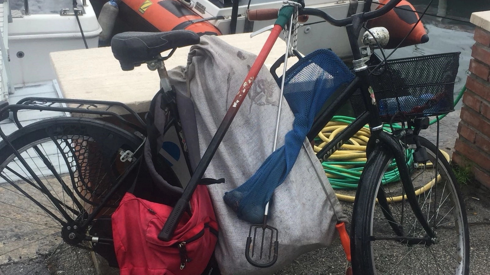 La bici e alcune sacche dove è stato trovato il cellulare del colpevole