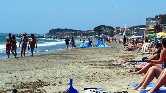 I truffatori giocano con la voglia di vacanze della gente (foto archivio) I truffatori giocano con la voglia di vacanze della gente (foto archivio)