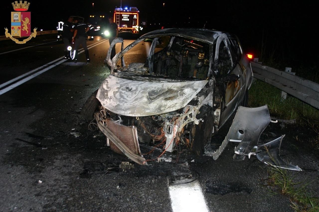 La Renault Clio andata a fuoco. I due ragazzi a bordo si sono salvati