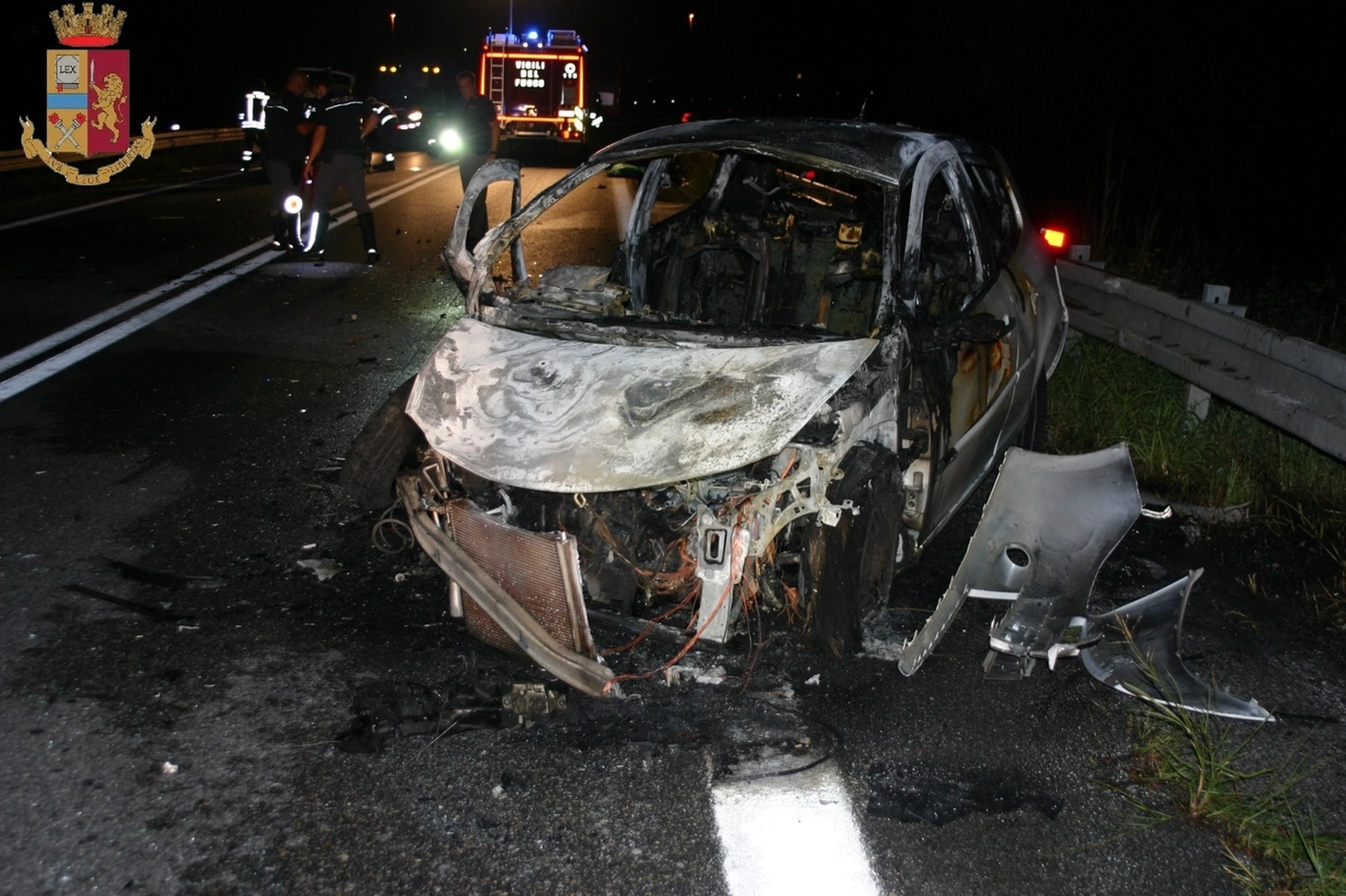La Renault Clio andata a fuoco. I due ragazzi a bordo si sono salvati 