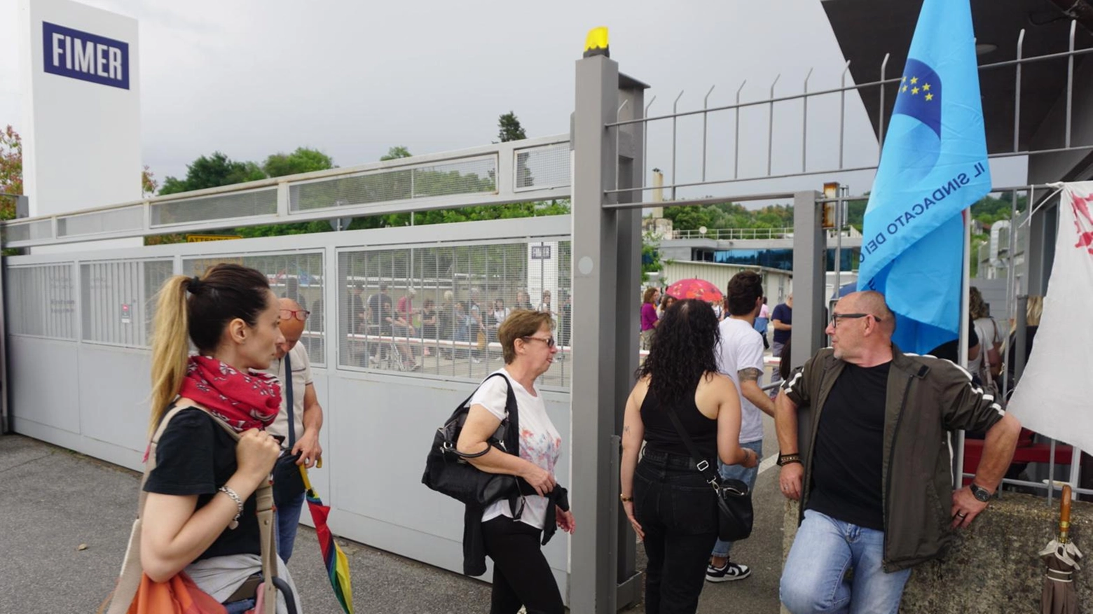 Vescovo nella fabbrica occupata "Chiamerò gli operai per incontrarli" Piazzale pieno anche di domenica Vescovo nella fabbrica occupata "Chiamerò gli operai per incontrarli" Piazzale pieno anche di domenica