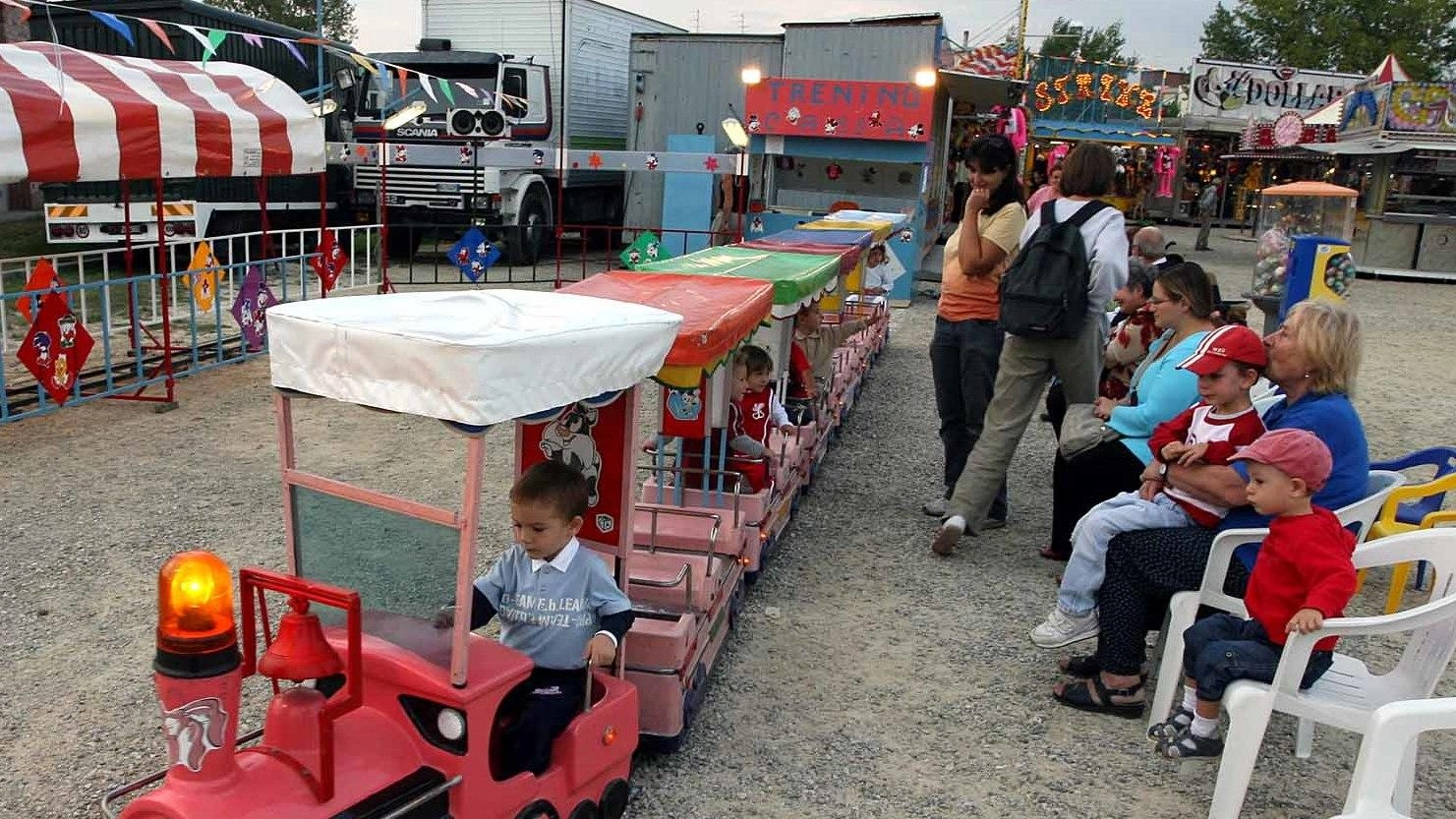 In piazza del mercato sono arrivate le prime giostre del tradizionale luna park. Niente da fare invece per l’antica esposizione che fu soppressa nel 2022 tra le polemiche. .
