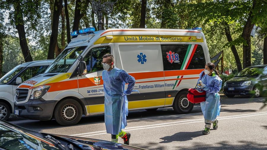 L'ambulanza alle Cascine dopo la sparatoria (Fotocronache Germogli)