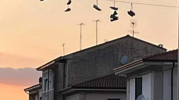 Sul litorale  compaiono le scarpe volanti