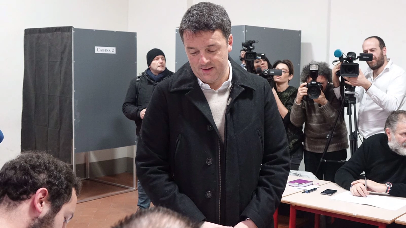 Matteo Renzi al seggio dove ha votato (Gianluca Moggi /New PressPhoto)