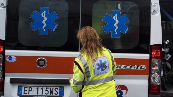I sanitari del 118 non hanno potuto fare altro che constatare il decesso (foto Ansa) I sanitari del 118 non hanno potuto fare altro che constatare il decesso (foto Ansa)