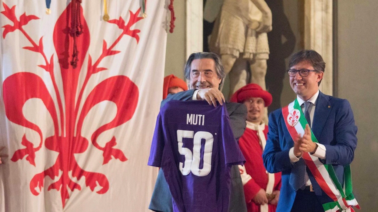 Riccardo Muti mentre riceve la maglia donata dalla Fiorentina (foto NewPressPhoto)