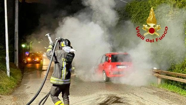 L'auto in fiamme a Perugia (Foto vigili del fuoco)